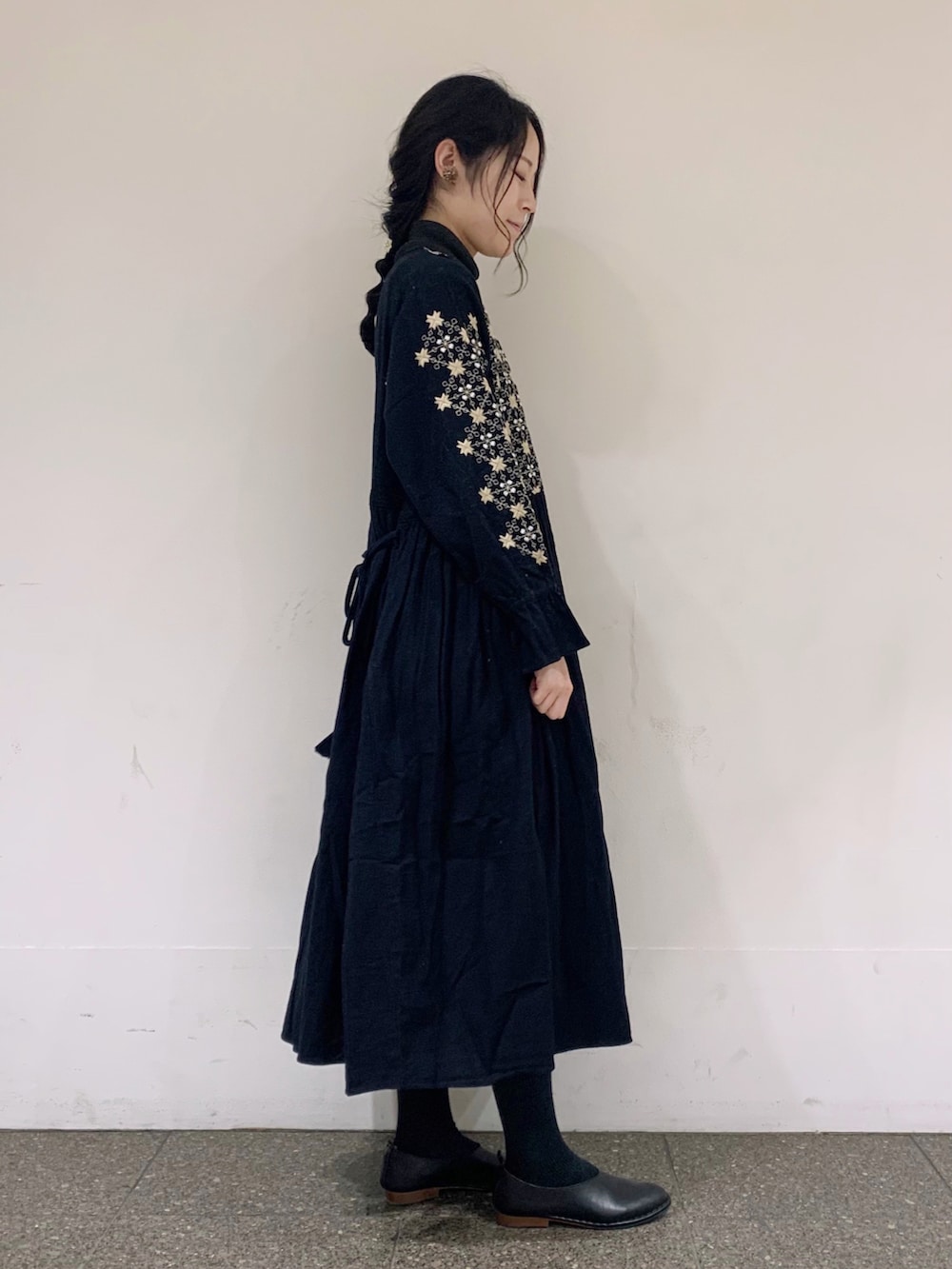 ブラック系のワンピース、グレー系のニット/セーター、ブラック系のその他シューズを着用したレディースの冬コーディネートの2枚目の写真