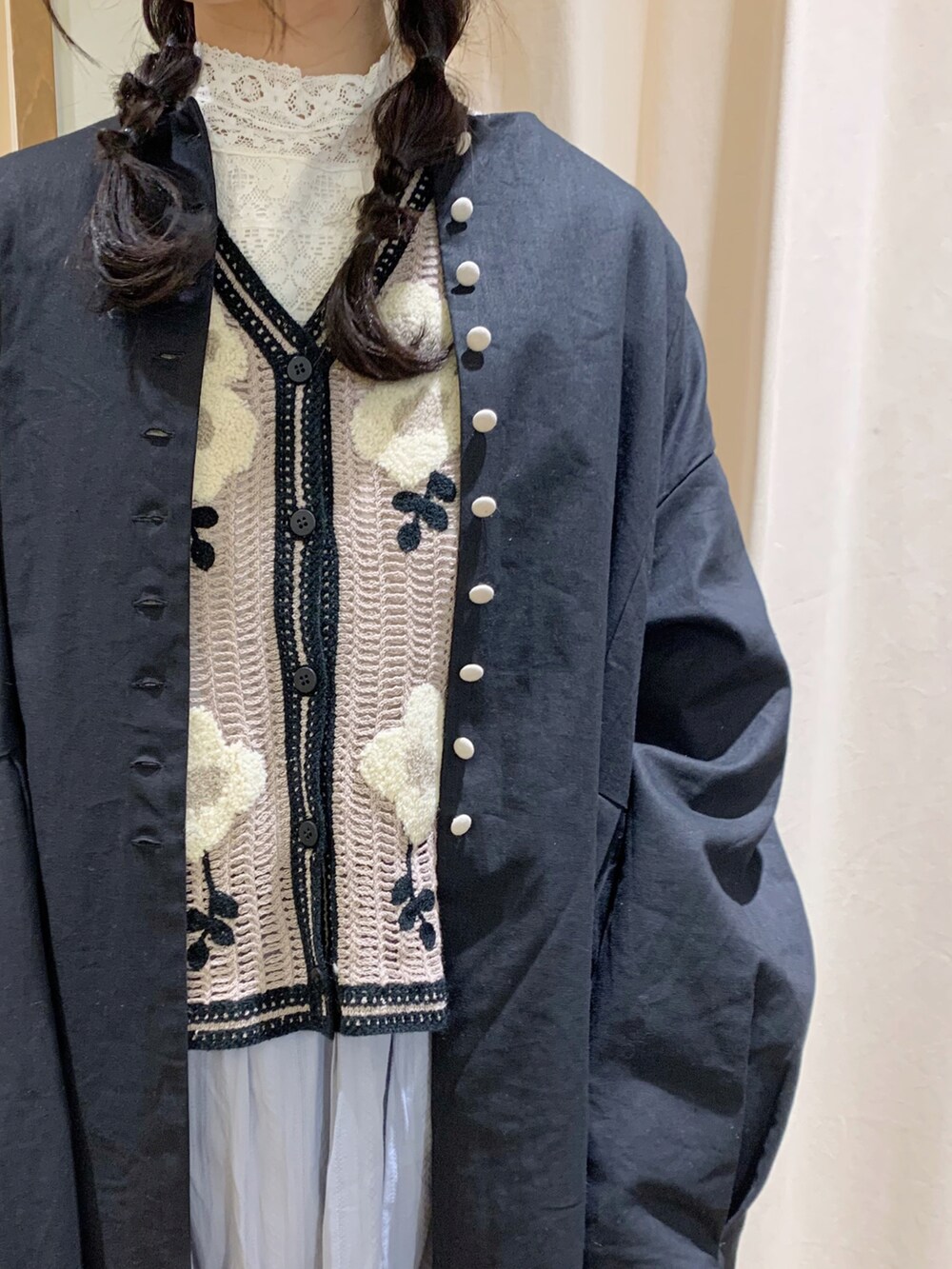 「春コーデ、ナチュラル、ガーリー、大人ガーリー、ブルー、春、ロングコート、スカート、レイヤードスタイル、サマンサ モスモス(Samansa Mos2)、ゆるコーデ、Samansa Mos2、ベスト、レース、花柄」|「Samansa Mos2のクルーネック配色後ろリボンコート(その他アウター、ブラック系)」を使った、marin.🐏さん(レディース・160cm)の春コーディネートの4枚目の写真