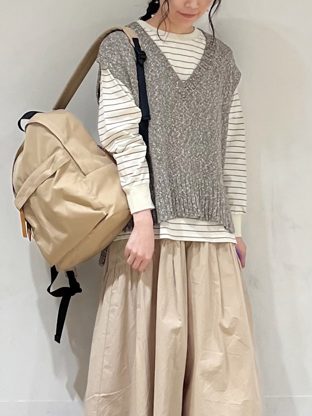 ベージュ系のTシャツ/カットソー、ブラウン系のベスト、ベージュ系のその他パンツを着用したレディースの冬コーディネートの5枚目の写真