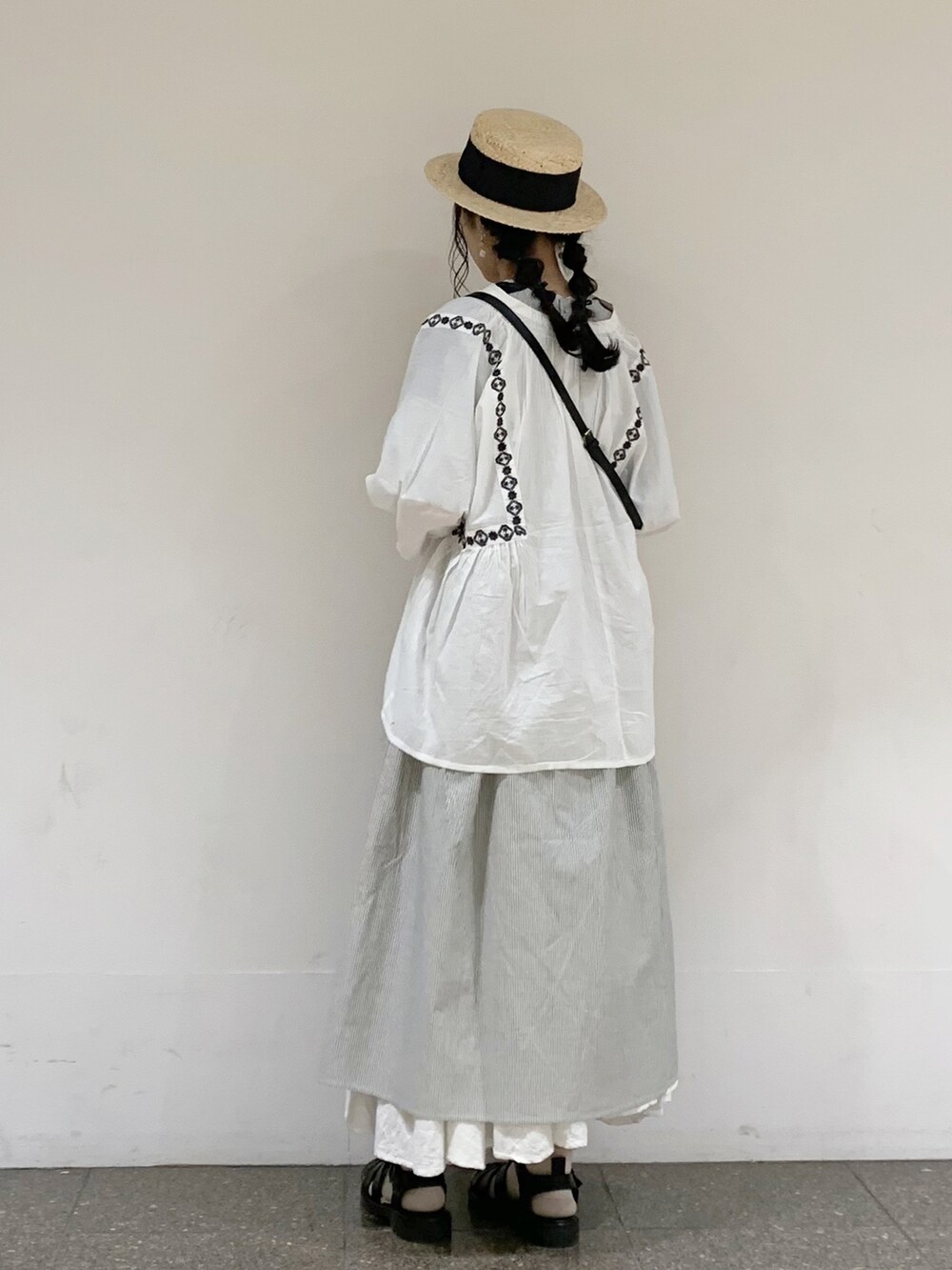 ブラック系のワンピース、ホワイト系のシャツ/ブラウス、ホワイト系のタンクトップを着用したレディースの春コーディネートの4枚目の写真