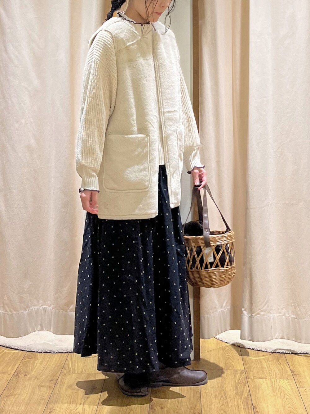 ホワイト系のニット/セーター、ホワイト系のベスト、ホワイト系のシャツ/ブラウスを着用したレディースの秋コーディネートの4枚目の写真