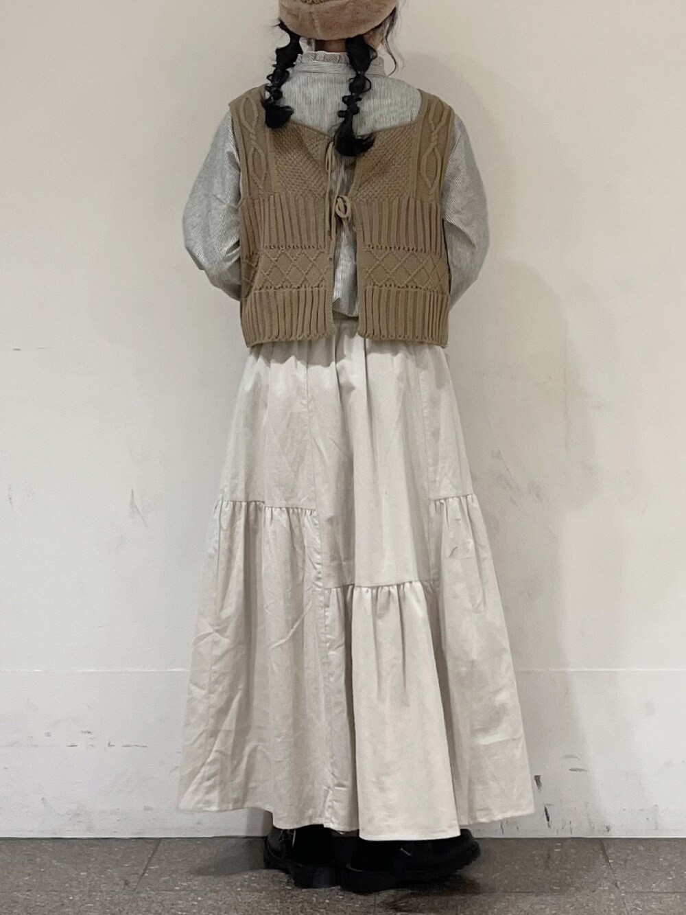 ベージュ系のベスト、ブラック系のシャツ/ブラウス、ベージュ系のスカートを着用したレディースの冬コーディネートの4枚目の写真