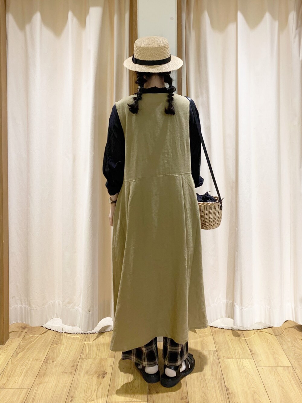 イエロー系のワンピース、ブラック系のシャツ/ブラウス、グレー系のその他パンツを着用したレディースの春コーディネートの3枚目の写真