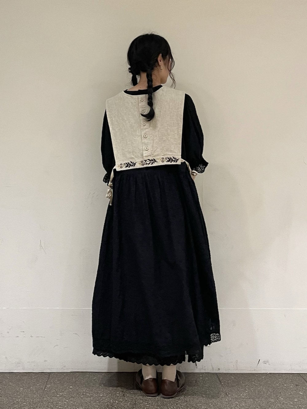 ホワイト系のベストを着用したレディースの春コーディネートの4枚目の写真