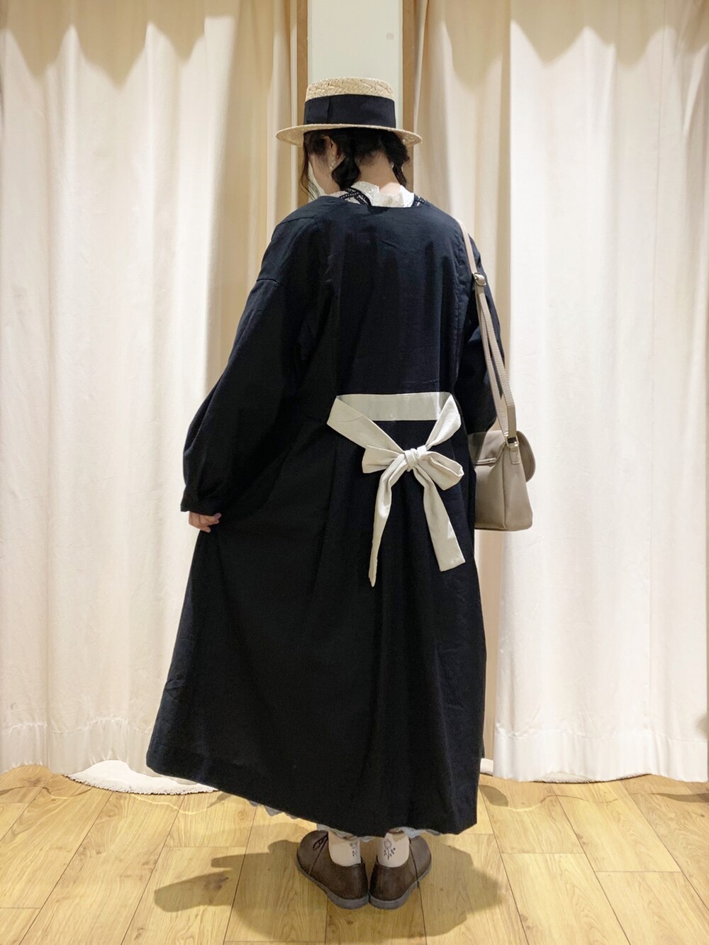 「春コーデ、ナチュラル、ガーリー、大人ガーリー、ブルー、春、ロングコート、スカート、レイヤードスタイル、サマンサ モスモス(Samansa Mos2)、ゆるコーデ、Samansa Mos2、ベスト、レース、花柄」|「Samansa Mos2のクルーネック配色後ろリボンコート(その他アウター、ブラック系)」を使った、marin.🐏さん(レディース・160cm)の春コーディネートの3枚目の写真