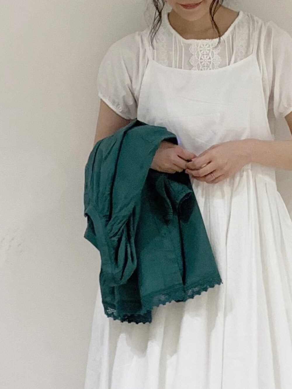 ホワイト系のTシャツ/カットソー、ホワイト系のワンピース、グリーン系のシャツ/ブラウスを着用したレディースの夏コーディネートの5枚目の写真