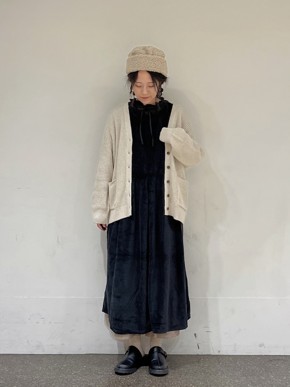 グレー系のシャツ/ブラウス、ブラック系のワンピース、ブラック系のサンダルを着用したレディースの秋コーディネートの2枚目の写真