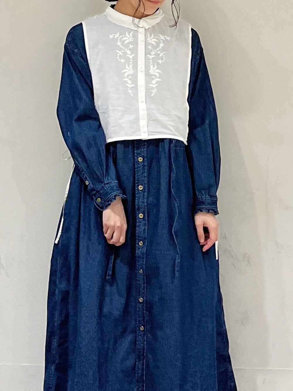 ブルー系のワンピース、ホワイト系のシャツ/ブラウス、ホワイト系のスカートを着用したレディースの冬コーディネートの5枚目の写真