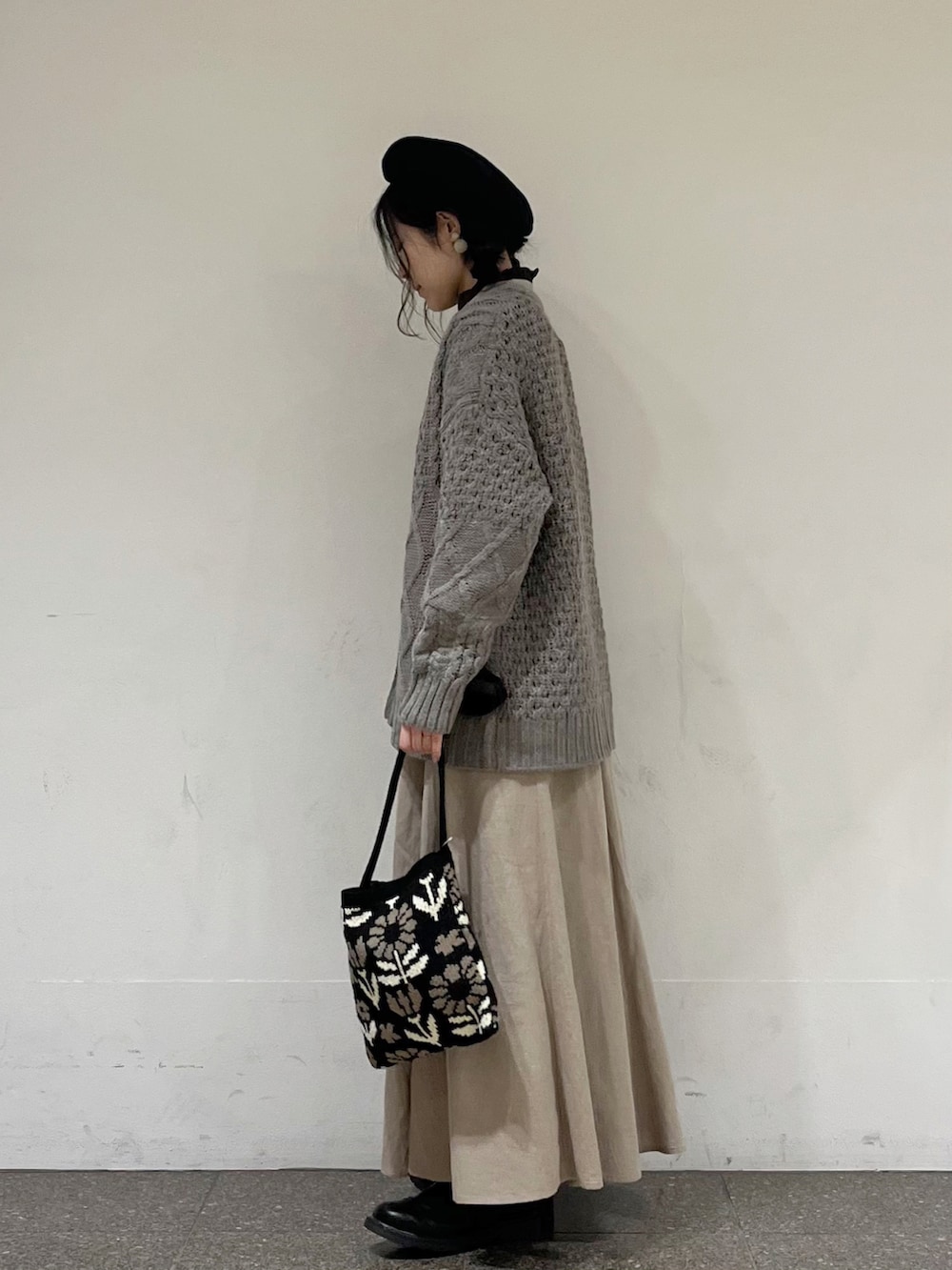 ブラウン系のカーディガン/ボレロ、ベージュ系のスカート、グレー系のシャツ/ブラウスを着用したレディースの秋コーディネートの4枚目の写真