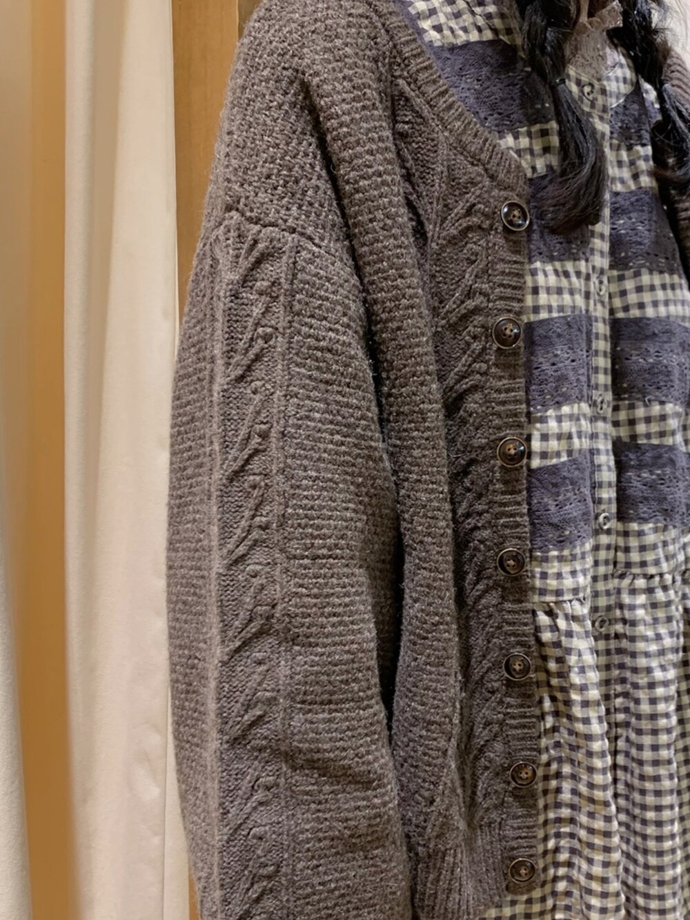 ブラウン系のカーディガン/ボレロ、グレー系のシャツ/ブラウス、ブラック系のスカートを着用したレディースの冬コーディネートの4枚目の写真