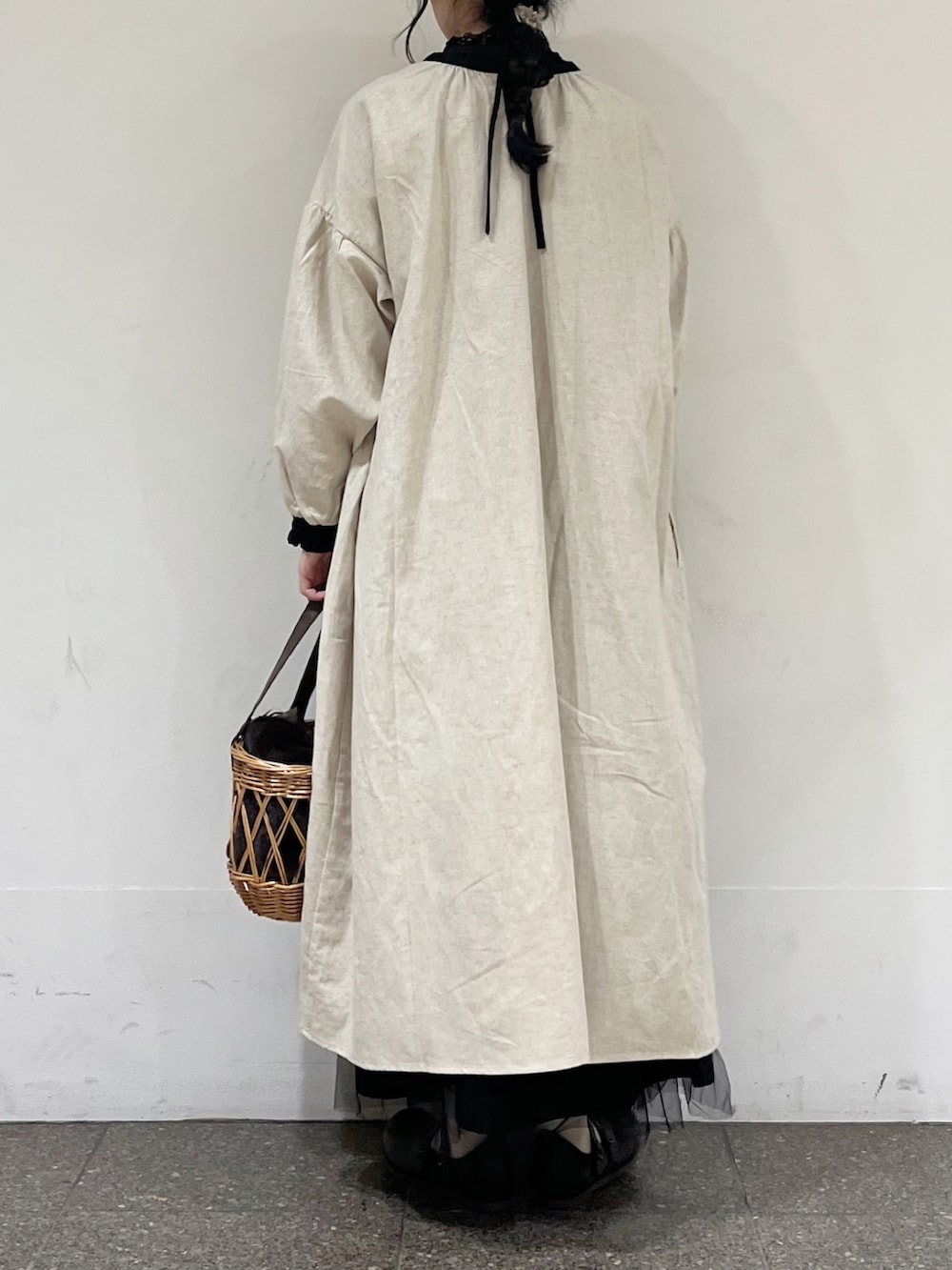 ブラック系のTシャツ/カットソー、ベージュ系のワンピース/ドレス、ブラック系のスカートを着用したレディースの冬コーディネートの4枚目の写真