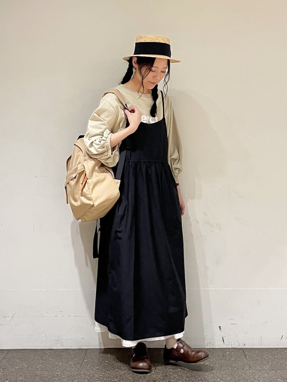 ベージュ系のTシャツ/カットソーを着用したレディースの春コーディネートの2枚目の写真