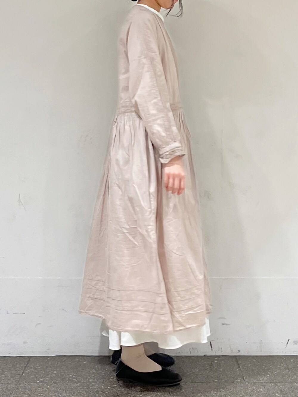 ベージュ系のワンピース/ドレス、ホワイト系のスカートを着用したレディースの冬コーディネートの3枚目の写真