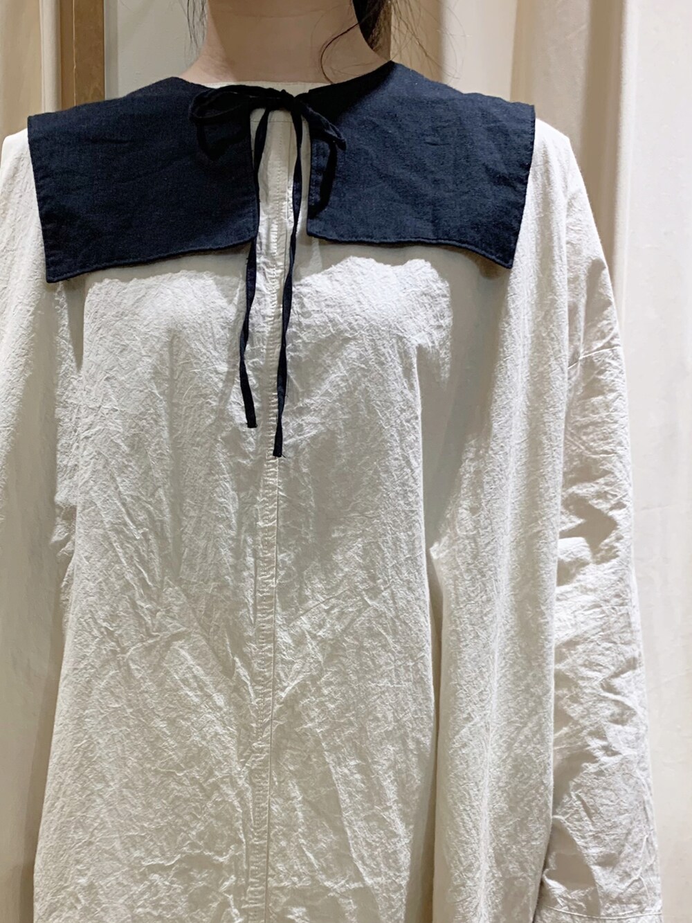 ホワイト系のワンピース、ブラック系のシャツ/ブラウス、ホワイト系のスカートを着用したレディースの夏コーディネートの5枚目の写真