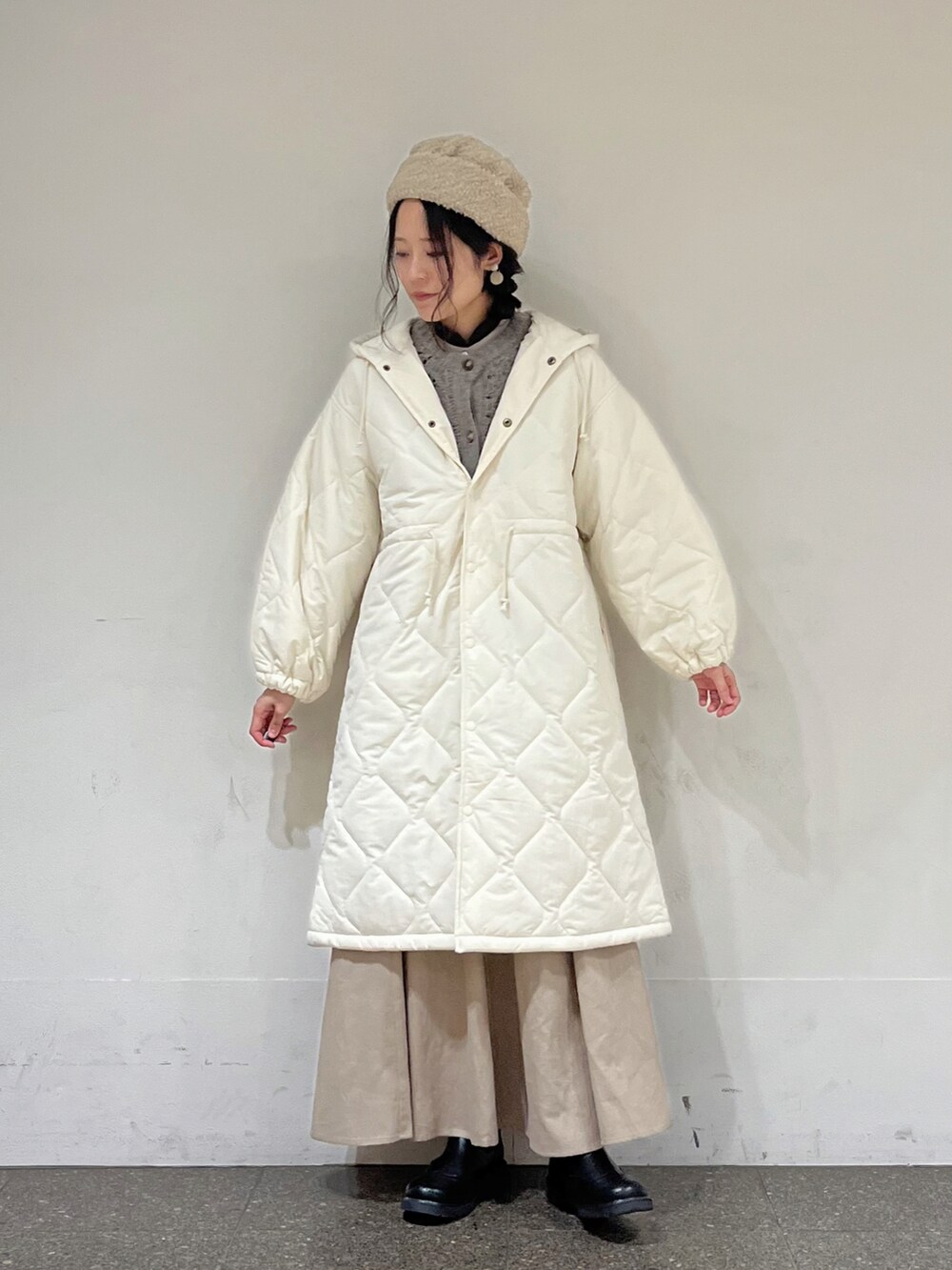 グレー系のシャツ/ブラウス、ブラウン系のカーディガン/ボレロ、ホワイト系のその他アウターを着用したレディースの秋コーディネートの2枚目の写真