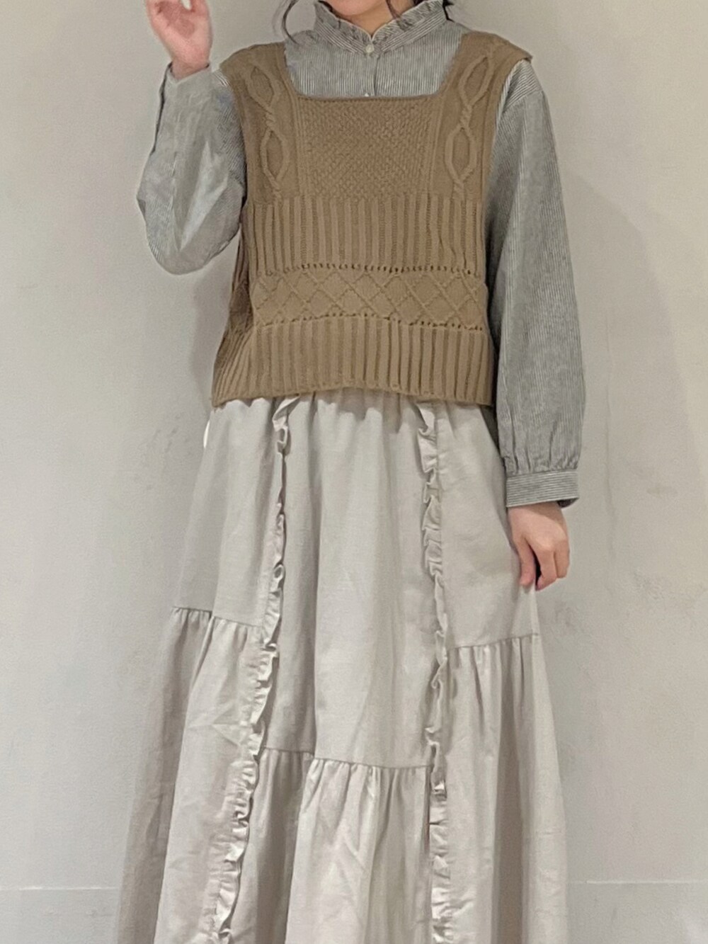 ベージュ系のベスト、ブラック系のシャツ/ブラウス、ベージュ系のスカートを着用したレディースの冬コーディネートの5枚目の写真