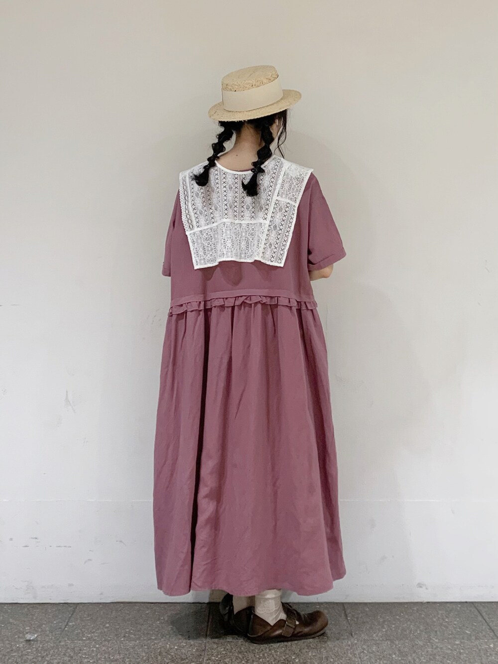 パープル系のワンピース、ホワイト系のスカート、ホワイト系のシャツ/ブラウスを着用したレディースの夏コーディネートの4枚目の写真