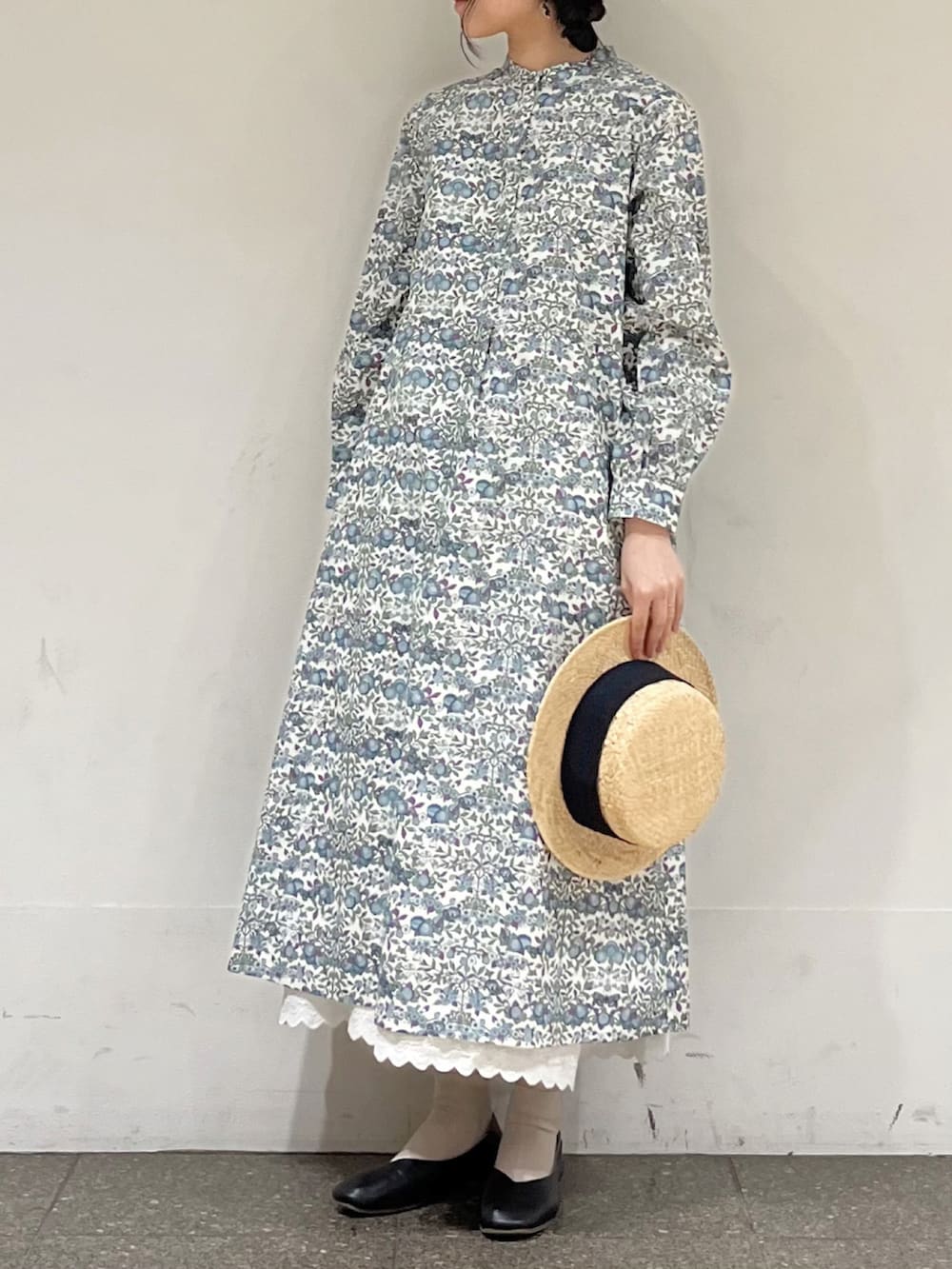 ブルー系のワンピース、ホワイト系のスカートを着用したレディースの春コーディネートの2枚目の写真