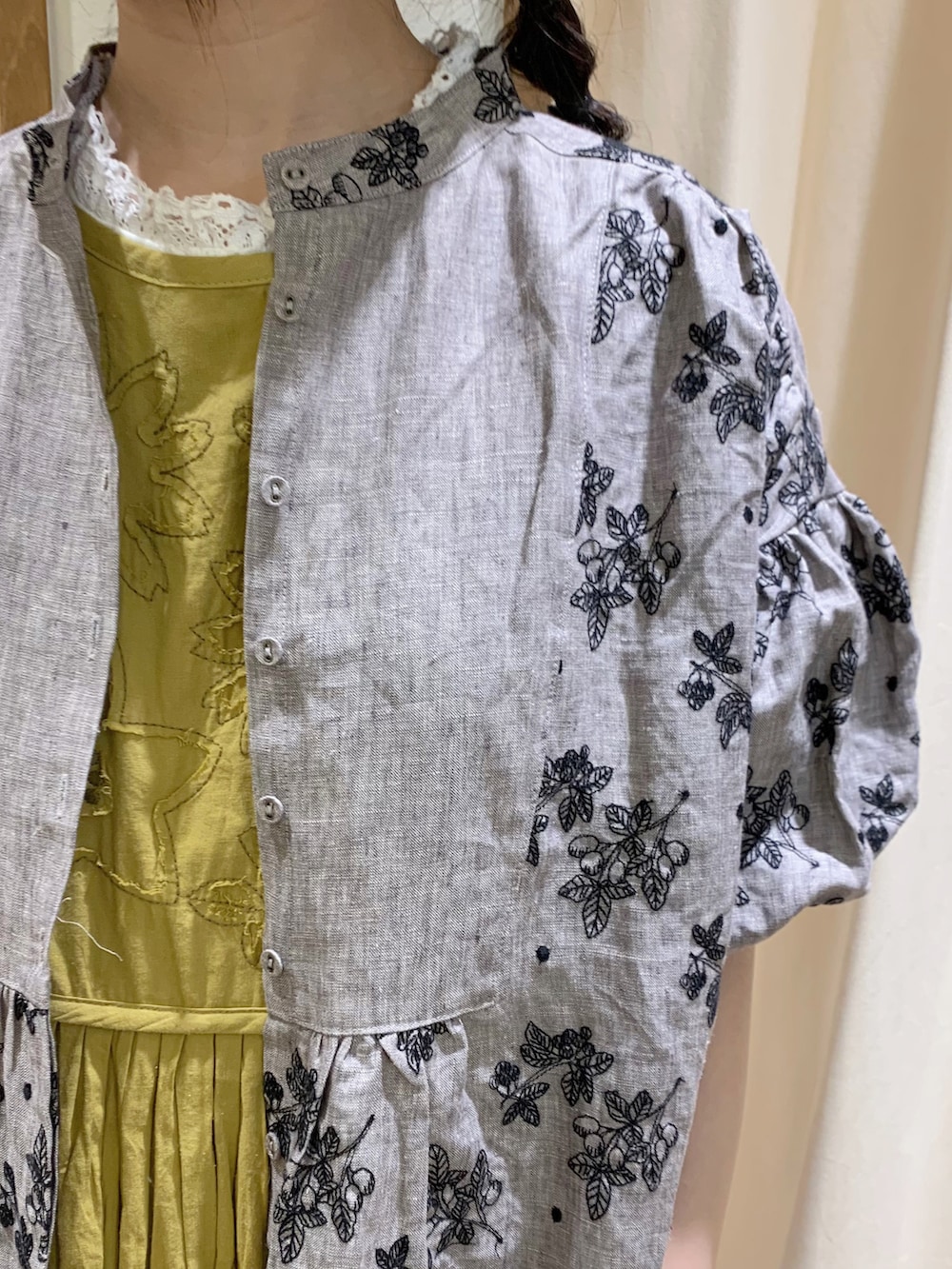 グリーン系のワンピース、グレー系のワンピース、ホワイト系のスカートを着用したレディースの春コーディネートの4枚目の写真