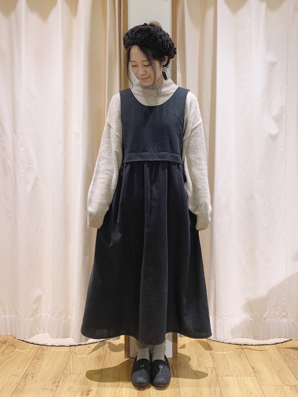 「チェック、ニット、ワンピース、ベージュ、ナチュラル、ハイネック、冬コーデ、モノトーン、SM2、ガーリー、おでかけ、モノトーンコーデ、ゆるコーデ、サマンサ モスモス(Samansa Mos2)、Samansa Mos2」｜「Samansa Mos2の前後着ノースリーブワンピース（ワンピース、ブラック系）」を使った、marin.🐏さん（レディース・160cm）の冬コーディネートの4枚目の写真