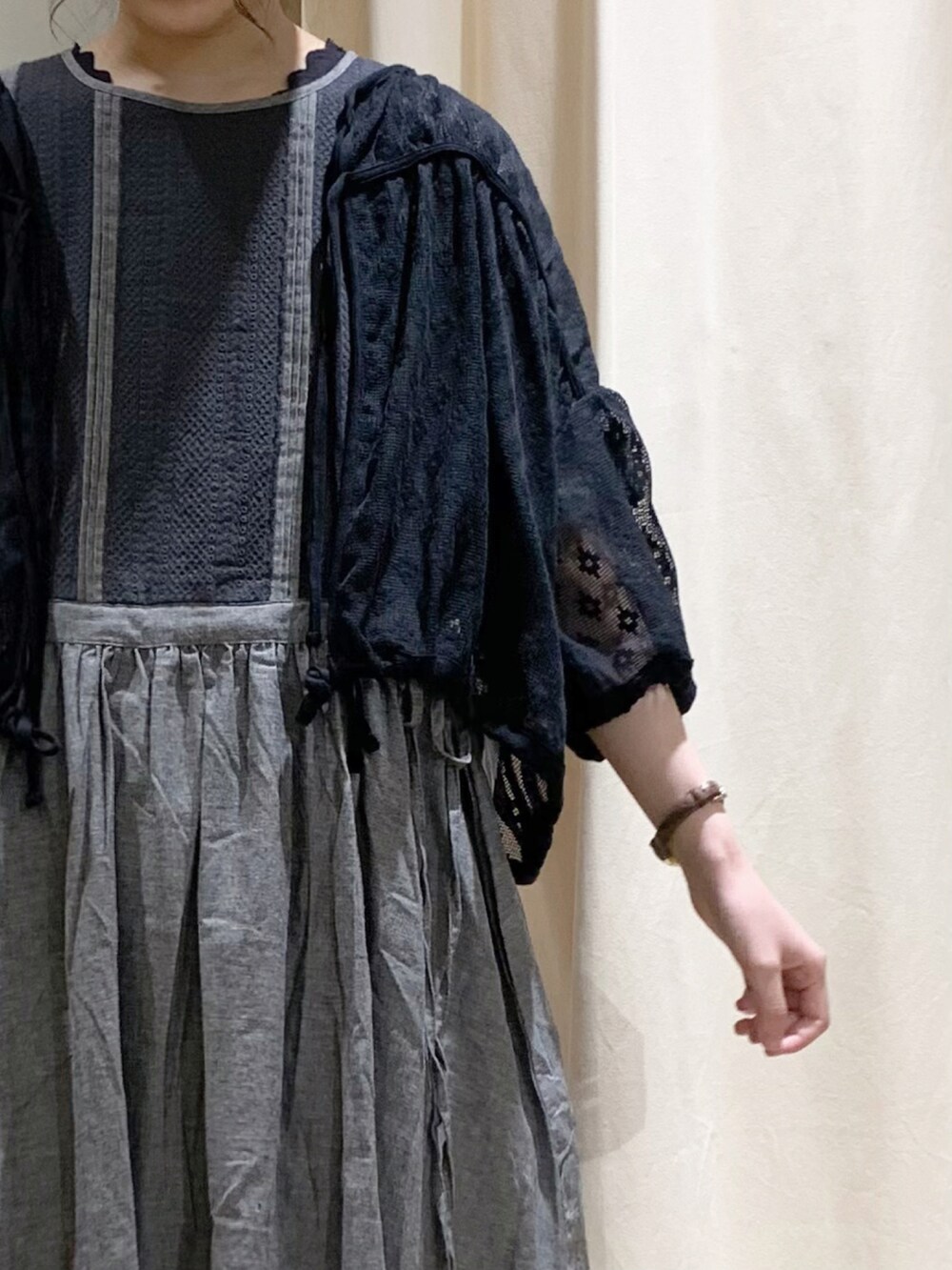 グレー系のワンピース、ブラック系のシャツ/ブラウス、ホワイト系のスカートを着用したレディースの夏コーディネートの4枚目の写真