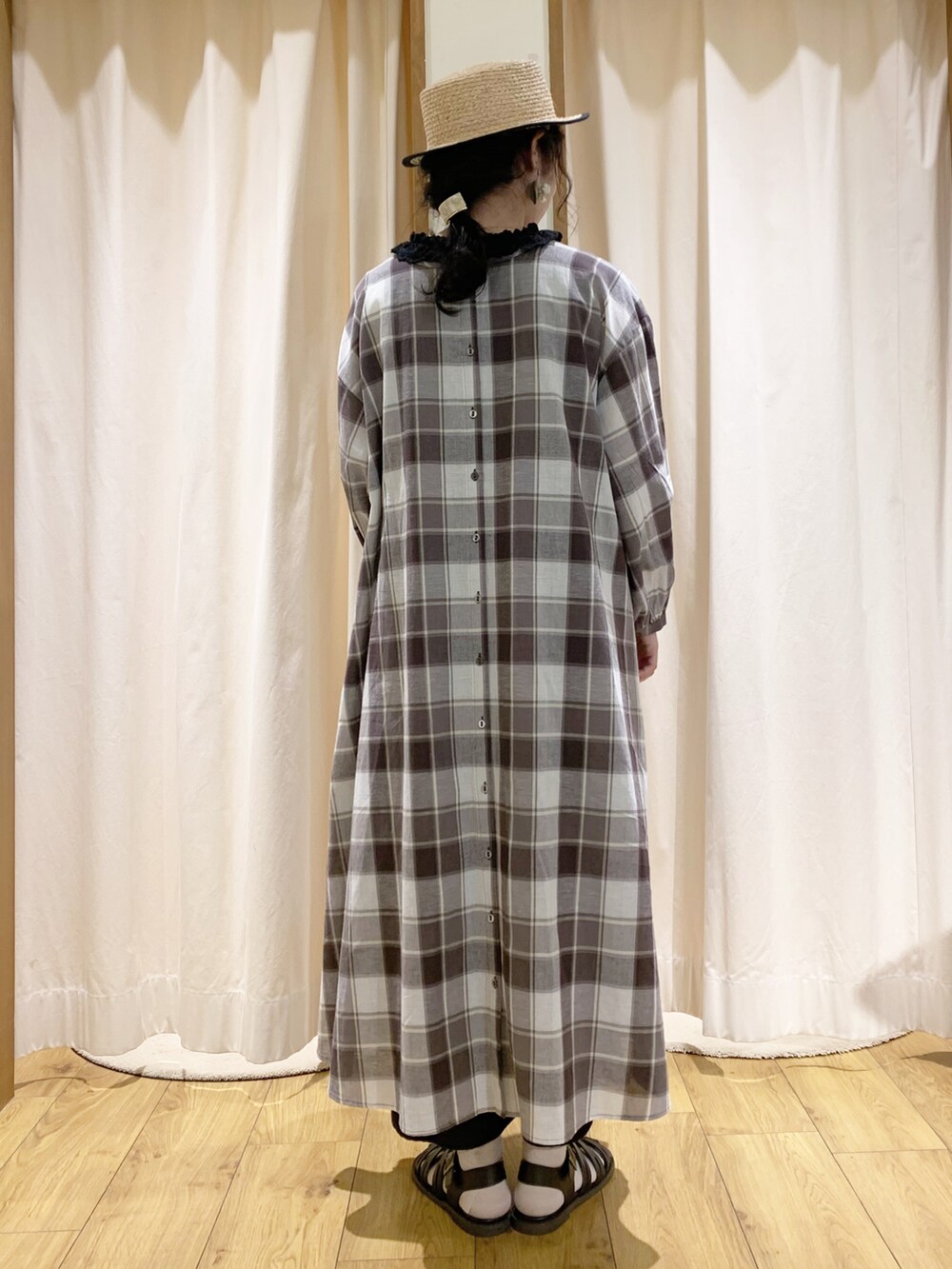 ブラウン系のワンピース、ブラック系のTシャツ/カットソー、グレー系のその他パンツを着用したレディースの春コーディネートの4枚目の写真