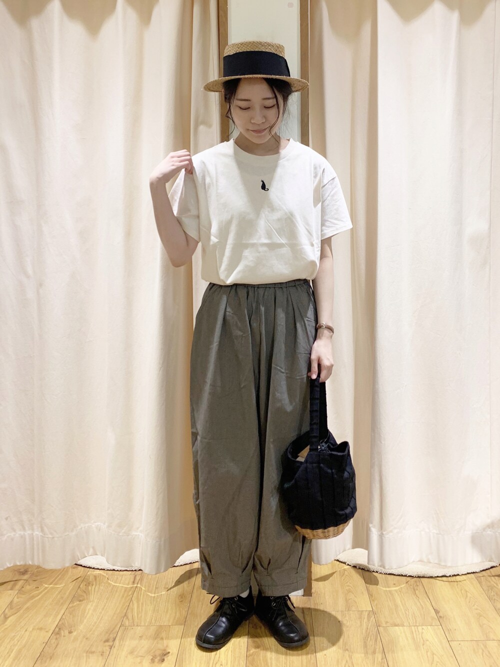 ブルー系のシャツ/ブラウス、ホワイト系のTシャツ/カットソー、グレー系のその他パンツを着用したレディースの春コーディネートの5枚目の写真