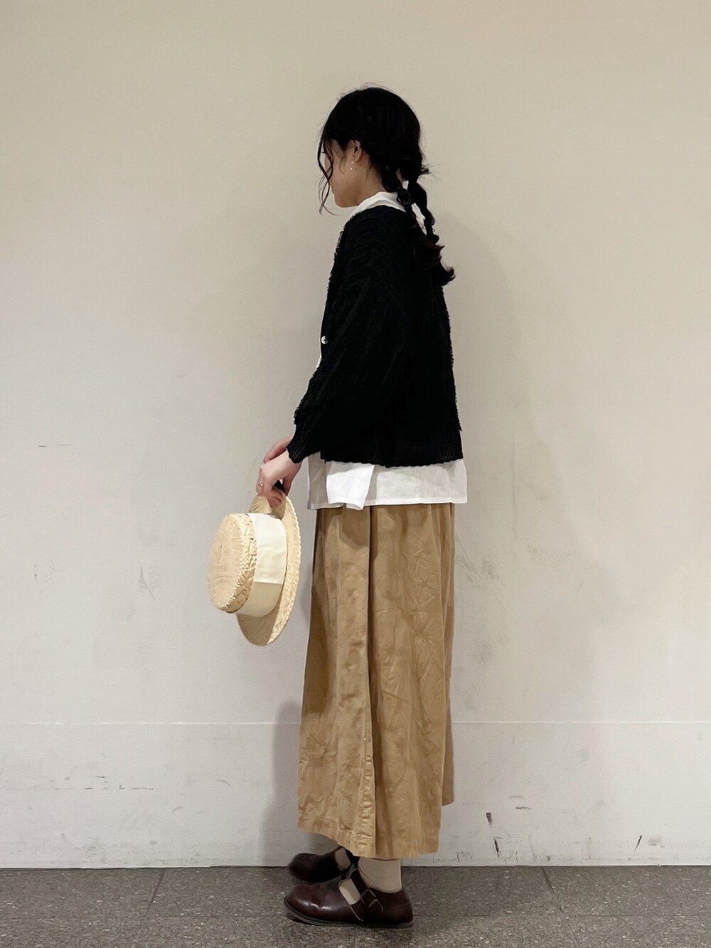 ホワイト系のシャツ/ブラウス、イエロー系のその他パンツ、ブラック系のカーディガン/ボレロを着用したレディースの春コーディネートの2枚目の写真