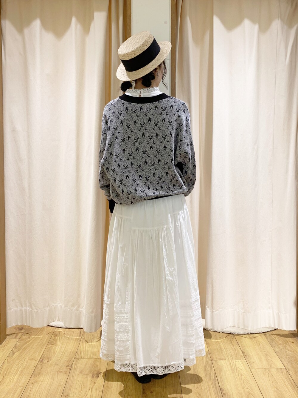 ブラック系のカーディガン/ボレロ、ホワイト系のスカート、ホワイト系のタンクトップを着用したレディースの春コーディネートの4枚目の写真