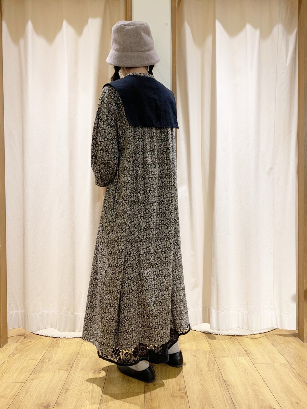 グレー系のワンピース、ブラック系のシャツ/ブラウス、ブラック系のTシャツ/カットソーを着用したレディースの夏コーディネートの3枚目の写真