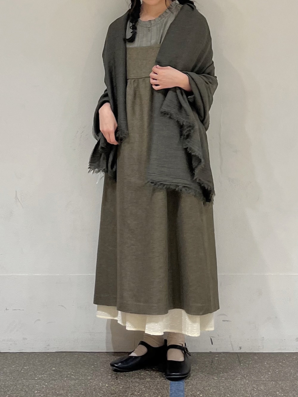 「秋服まるっと大公開、秋コーデ、Samansa Mos2、サマンサ モスモス(Samansa Mos2)、ワンピース、ゆるコーデ、ナチュラル」｜「Samansa Mos2の襟フリルピンタックブラウス（シャツ/ブラウス、ブラック系）」を使った、marin.🐏さん（レディース・160cm）の秋コーディネートの3枚目の写真