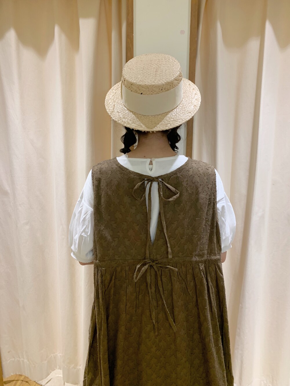 ブラウン系のワンピース、ホワイト系のTシャツ/カットソー、ホワイト系のタンクトップを着用したレディースの夏コーディネートの5枚目の写真