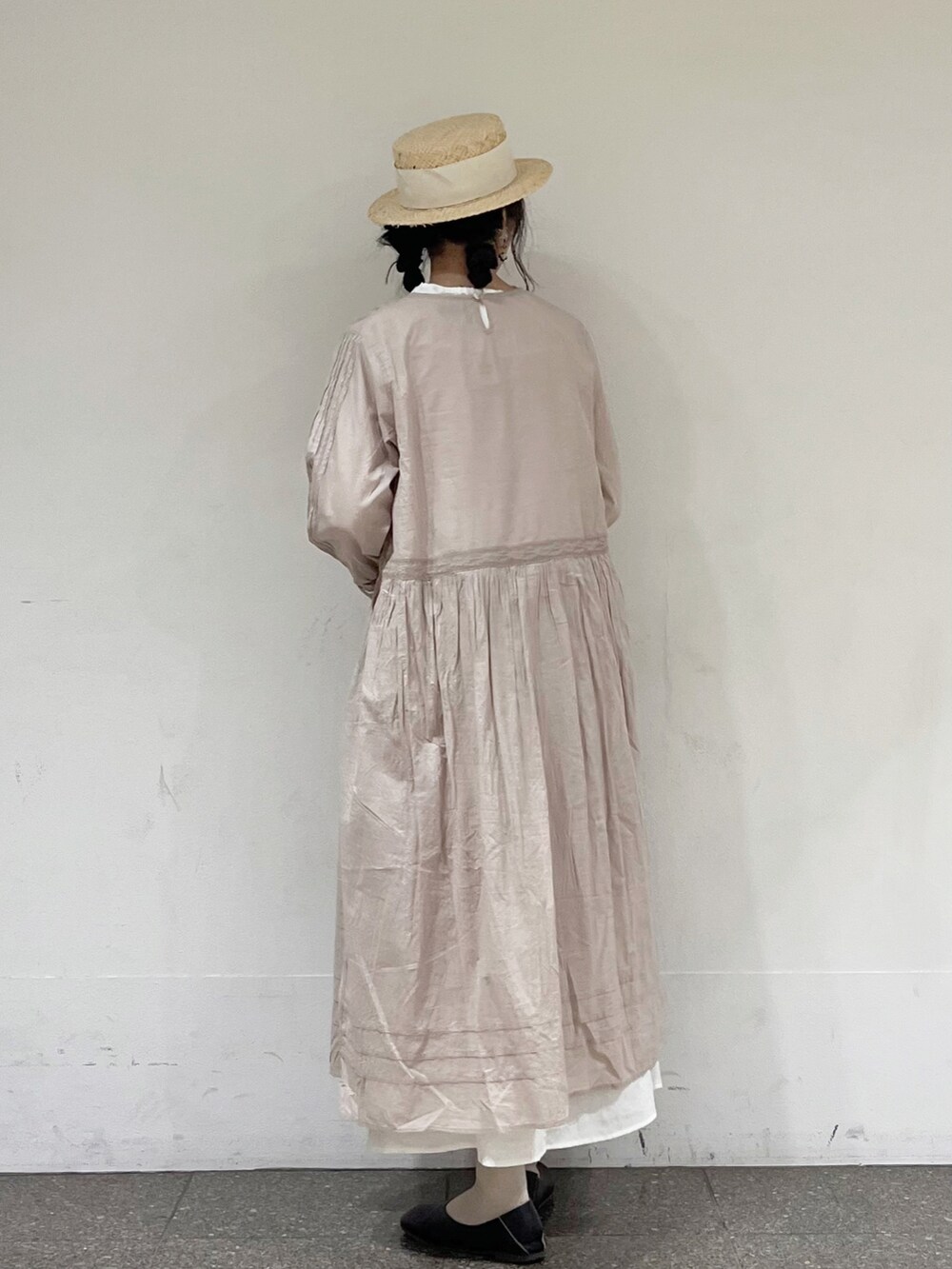 ベージュ系のワンピース/ドレス、ホワイト系のスカートを着用したレディースの冬コーディネートの2枚目の写真