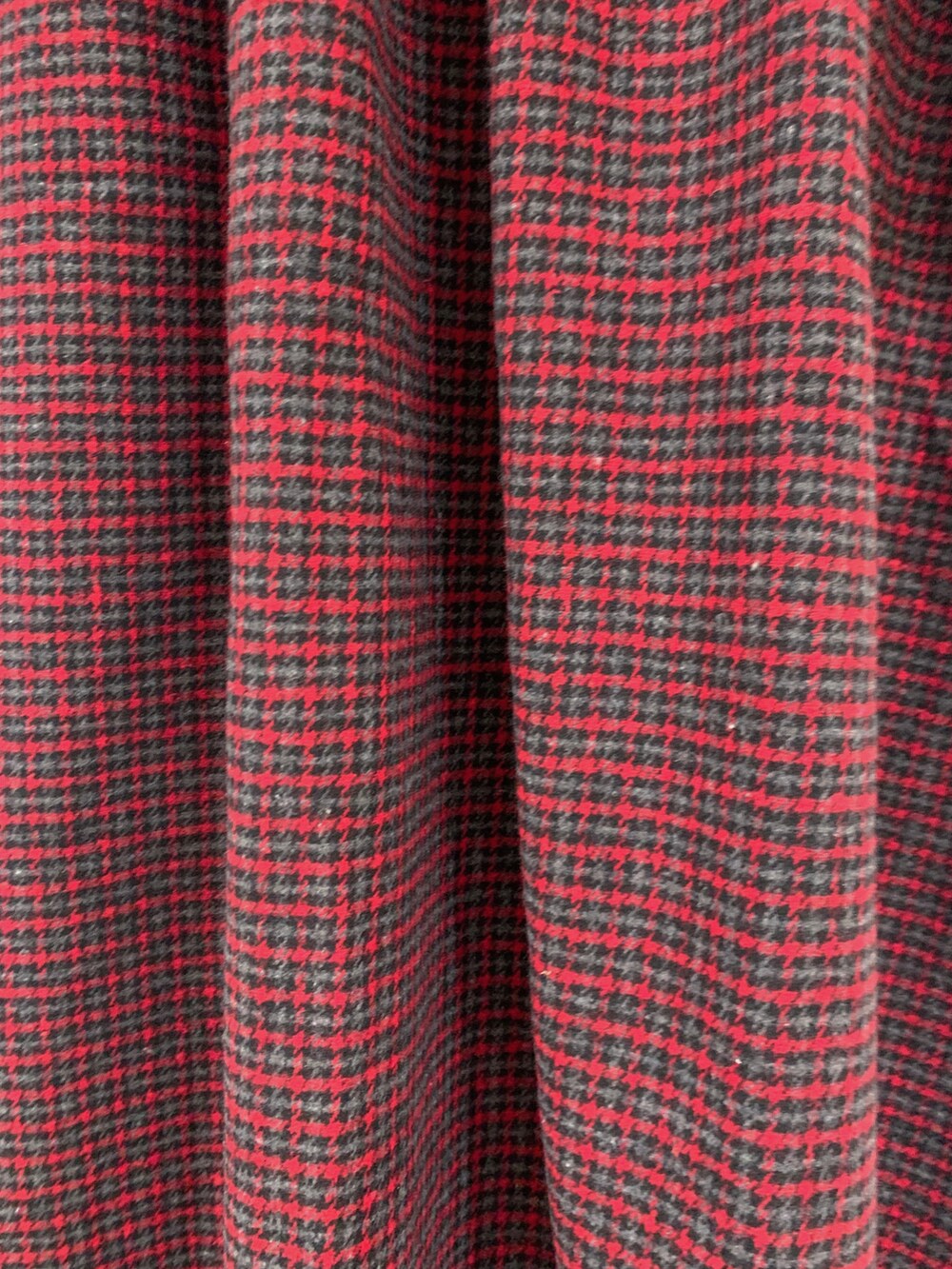 ホワイト系のカーディガン/ボレロ、グレー系のシャツ/ブラウス、ホワイト系のTシャツ/カットソーを着用したレディースの冬コーディネートの5枚目の写真