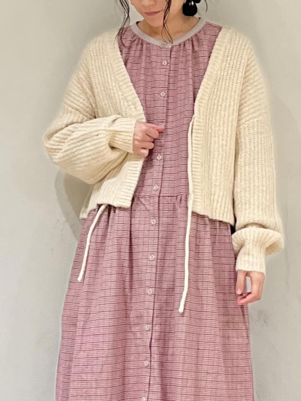 レッド系のワンピース、ホワイト系のカーディガン/ボレロ、ホワイト系のスカートを着用したレディースの冬コーディネートの5枚目の写真