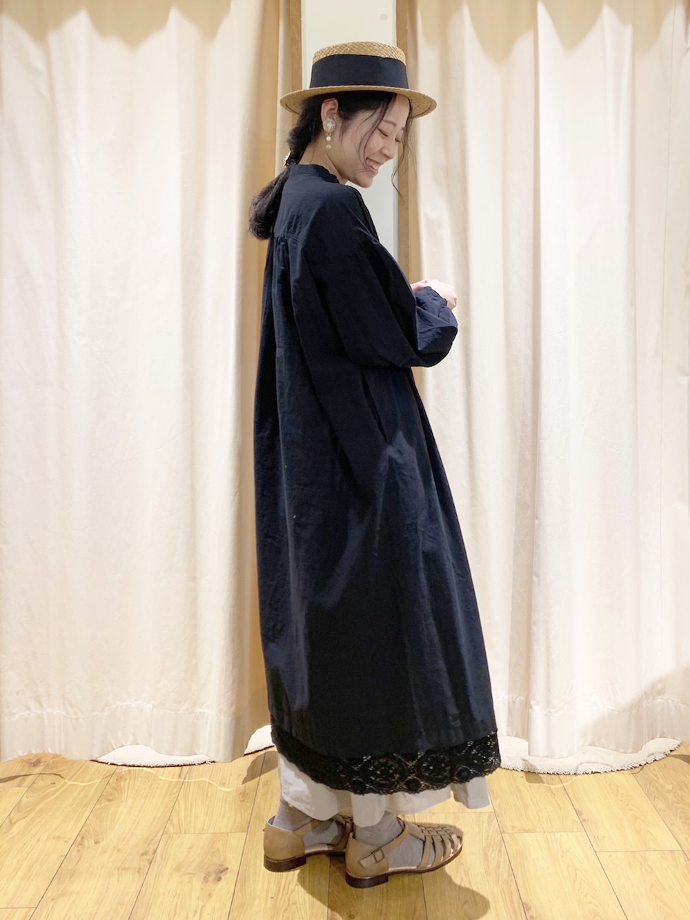 ブラック系のワンピース、グレー系のスカート、ベージュ系のサンダルを着用したレディースの春コーディネートの3枚目の写真