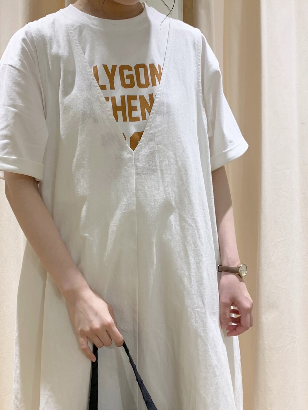 ホワイト系のワンピース、ホワイト系のTシャツ/カットソー、ホワイト系のTシャツ/カットソーを着用したレディースの夏コーディネートの5枚目の写真