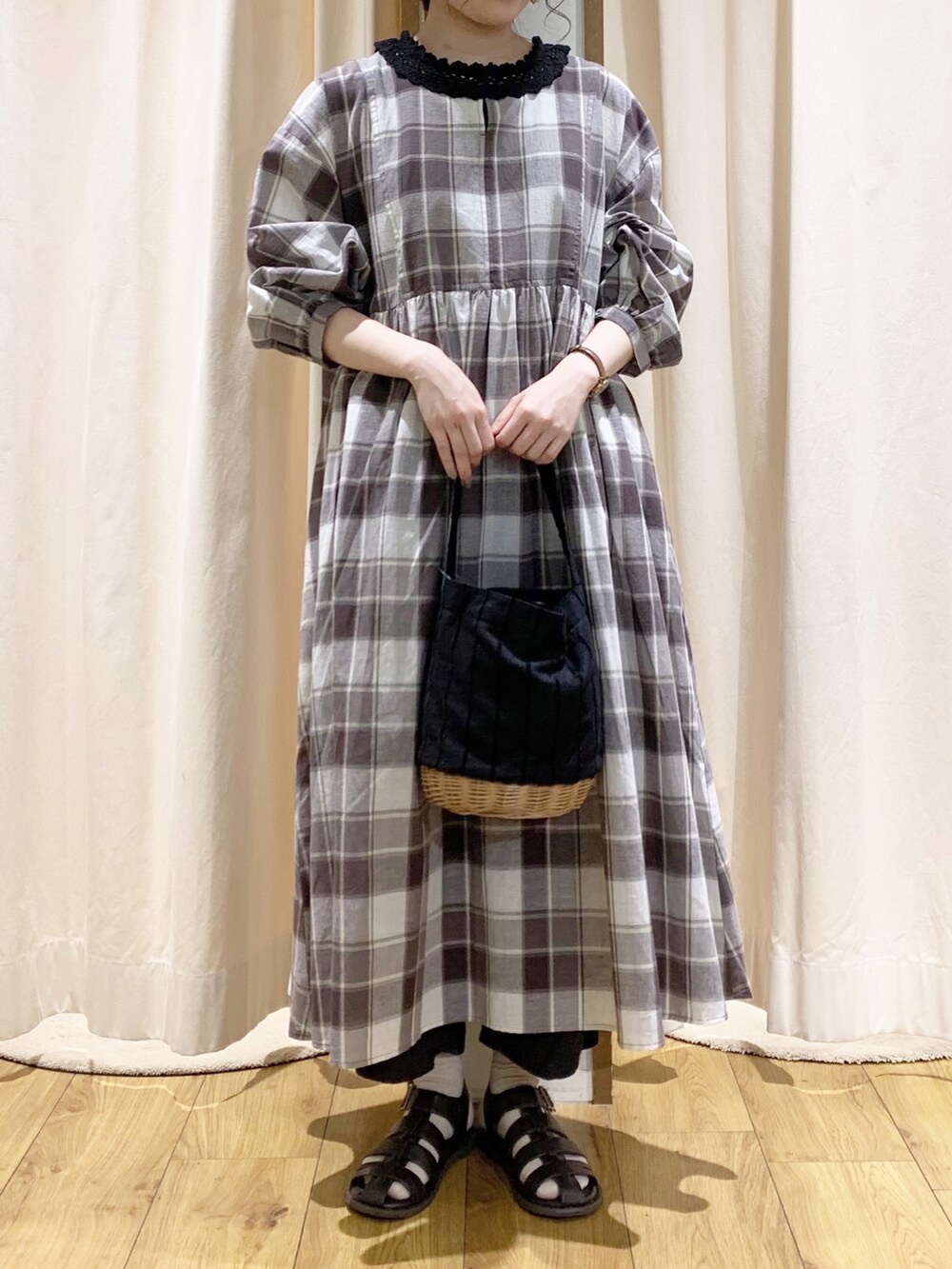 ブラウン系のワンピース、ブラック系のTシャツ/カットソー、グレー系のその他パンツを着用したレディースの春コーディネートの2枚目の写真