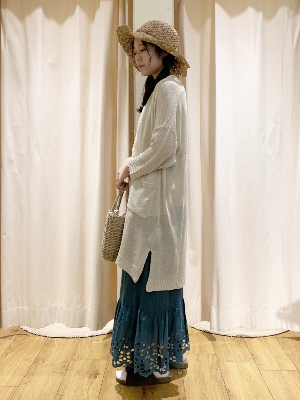 ホワイト系のシャツ/ブラウス、ベージュ系のカーディガン/ボレロ、グリーン系のスカートを着用したレディースの夏コーディネートの3枚目の写真