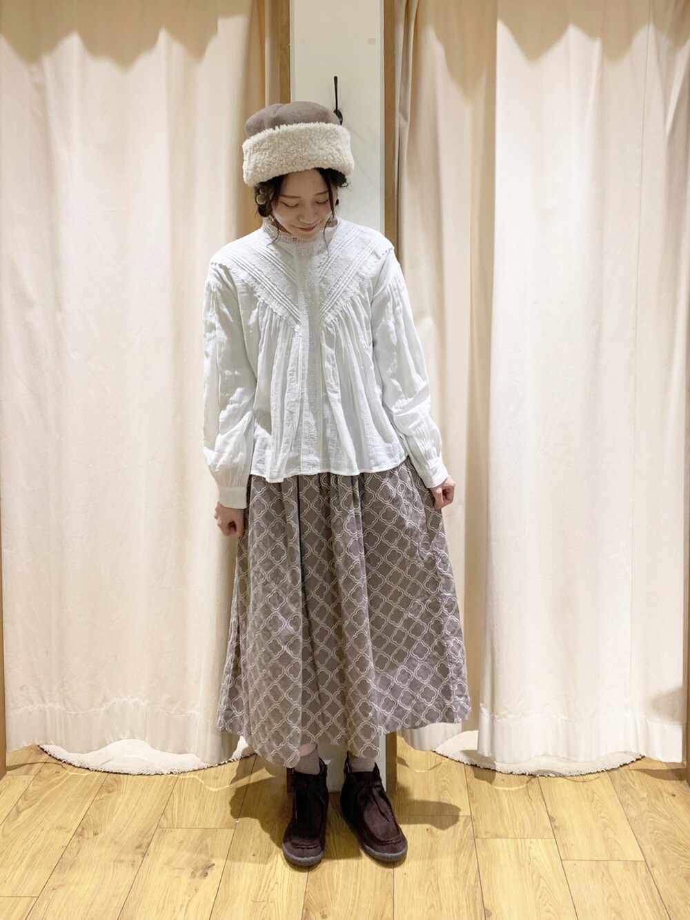 ホワイト系のワンピース/ドレス、ブラウン系のスカート、ホワイト系のシャツ/ブラウスを着用したレディースの冬コーディネートの4枚目の写真
