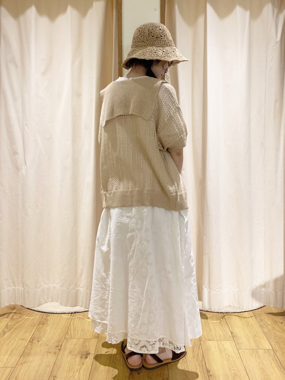 ホワイト系のワンピース、ホワイト系のTシャツ/カットソー、ホワイト系のトートバッグを着用したレディースの春コーディネートの3枚目の写真