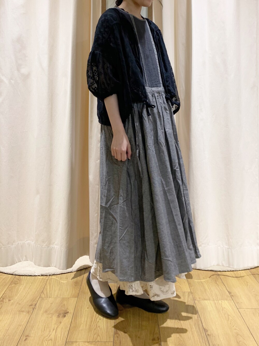 グレー系のワンピース、ブラック系のシャツ/ブラウス、ホワイト系のスカートを着用したレディースの夏コーディネートの2枚目の写真