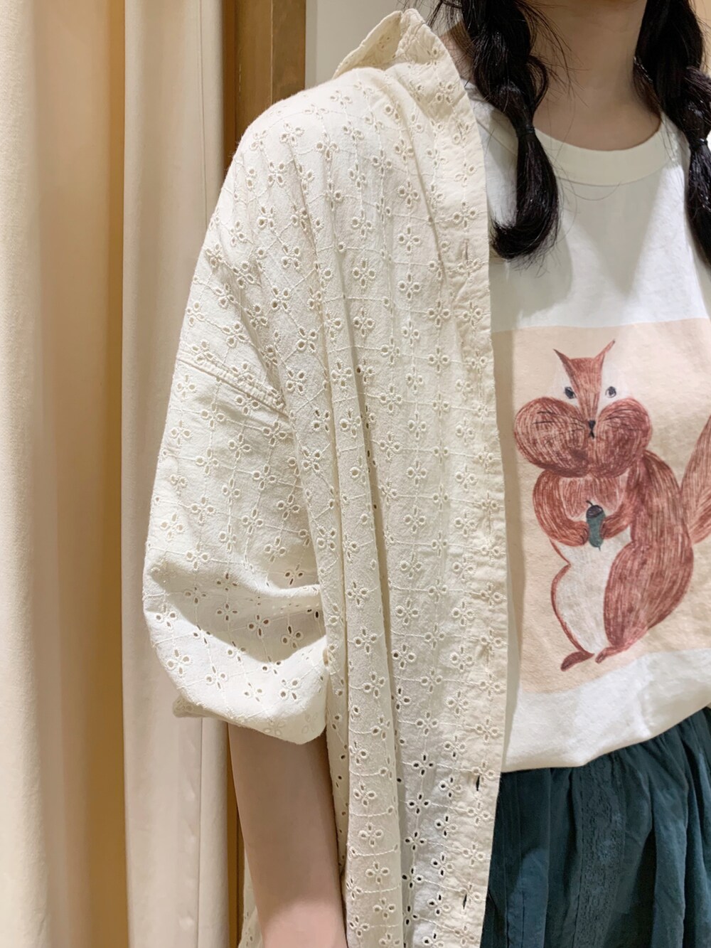 ホワイト系のTシャツ/カットソー、ホワイト系のシャツ/ブラウス、ホワイト系のTシャツ/カットソーを着用したレディースの夏コーディネートの4枚目の写真