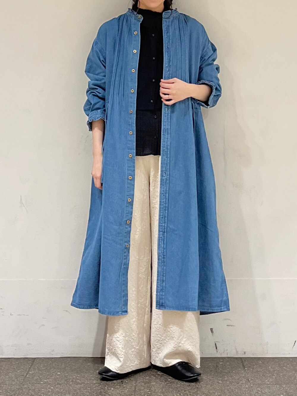 ブルー系のワンピース、ブラック系のシャツ/ブラウス、ブラック系のその他シューズを着用したレディースの冬コーディネートの2枚目の写真