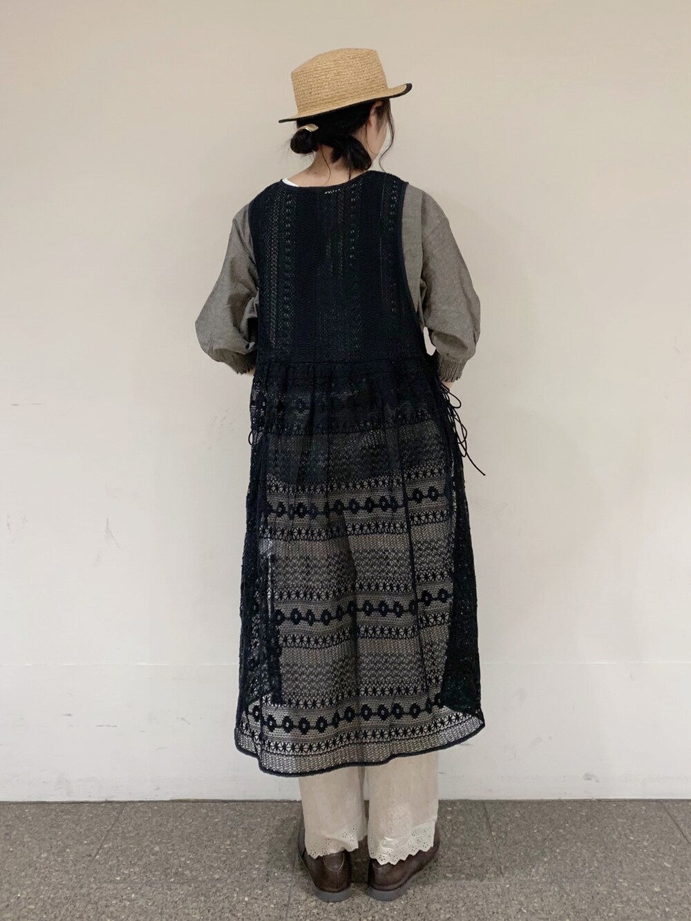 ブラック系のワンピース、ブラック系のシャツ/ブラウス、ブラック系のTシャツ/カットソーを着用したレディースの春コーディネートの3枚目の写真