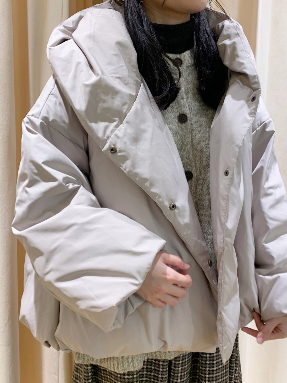 ベージュ系のブルゾン、グレー系のニット/セーター、ブラウン系のカーディガン/ボレロを着用したレディースの冬コーディネートの3枚目の写真