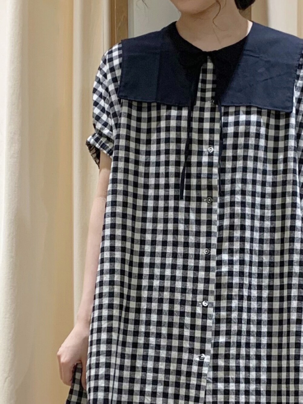 ブラック系のシャツ/ブラウス、ブラック系のシャツ/ブラウス、ブラック系のスカートを着用したレディースの夏コーディネートの4枚目の写真