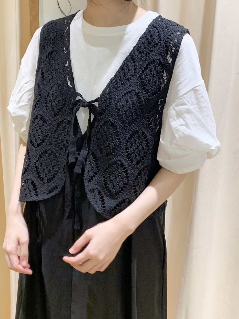 ブラック系のベスト、ブラック系のワンピース/ドレス、ホワイト系のTシャツ/カットソーを着用したレディースの夏コーディネートの5枚目の写真