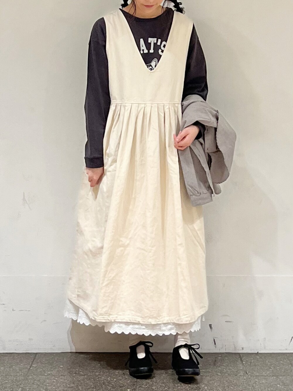 グレー系のTシャツ/カットソー、グレー系のシャツ/ブラウス、ホワイト系のワンピースを着用したレディースの春コーディネートの3枚目の写真