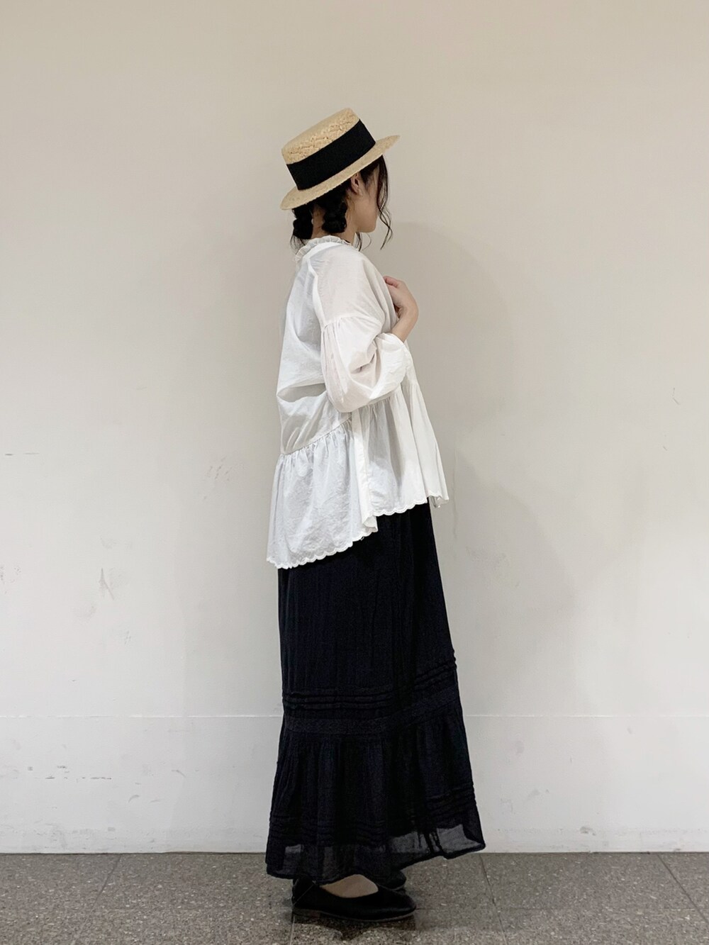 ホワイト系のシャツ/ブラウス、ブラック系のタンクトップ、ブラック系のワンピースを着用したレディースの夏コーディネートの3枚目の写真